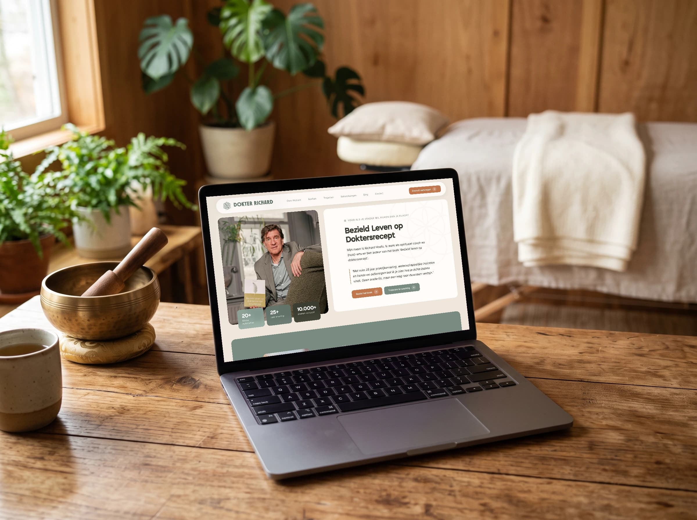 De homepage van Dokter Richard op een laptop in een behandelruimte