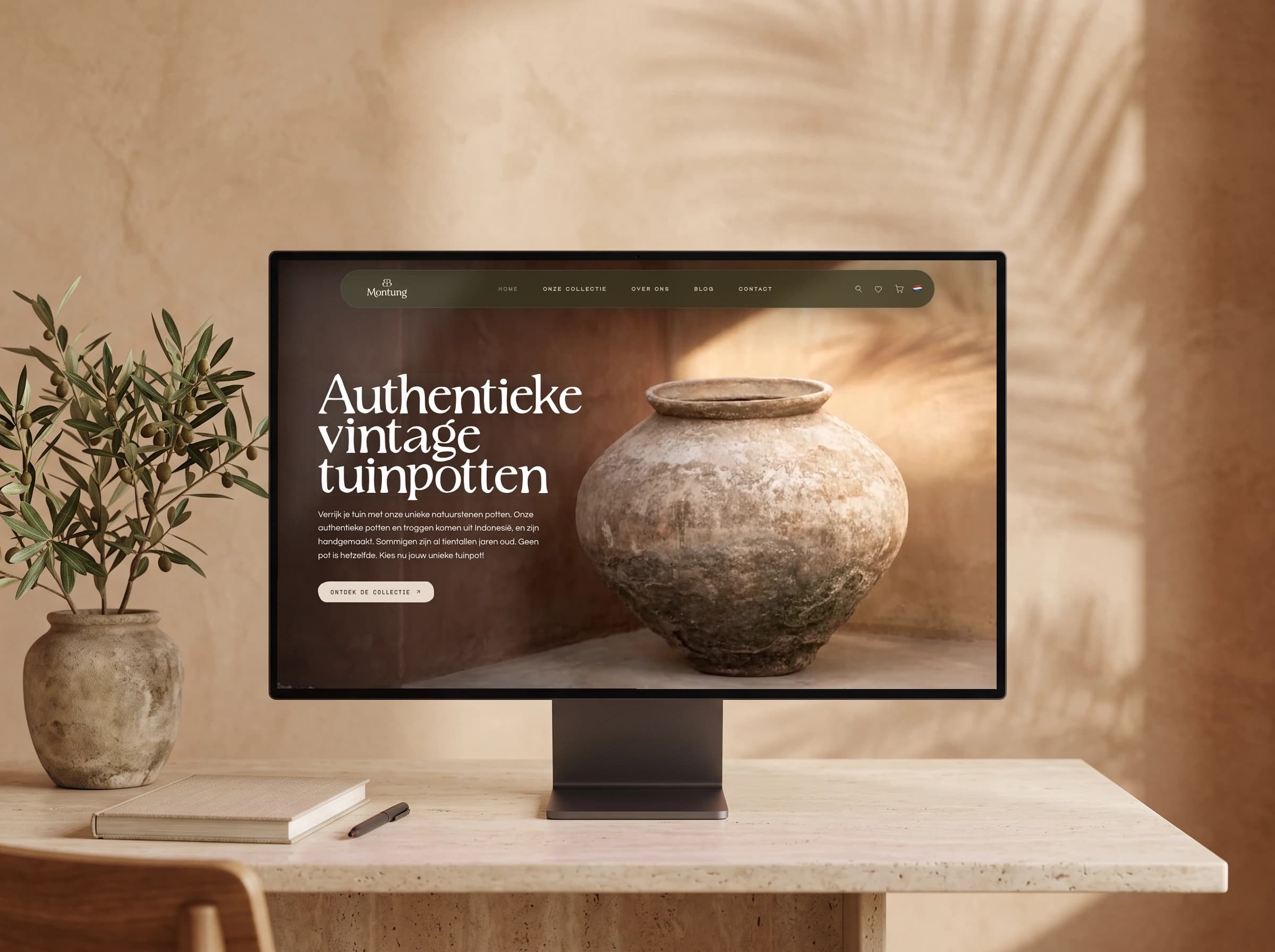 De homepage van Montung op een desktopscherm op een travertijn bureau