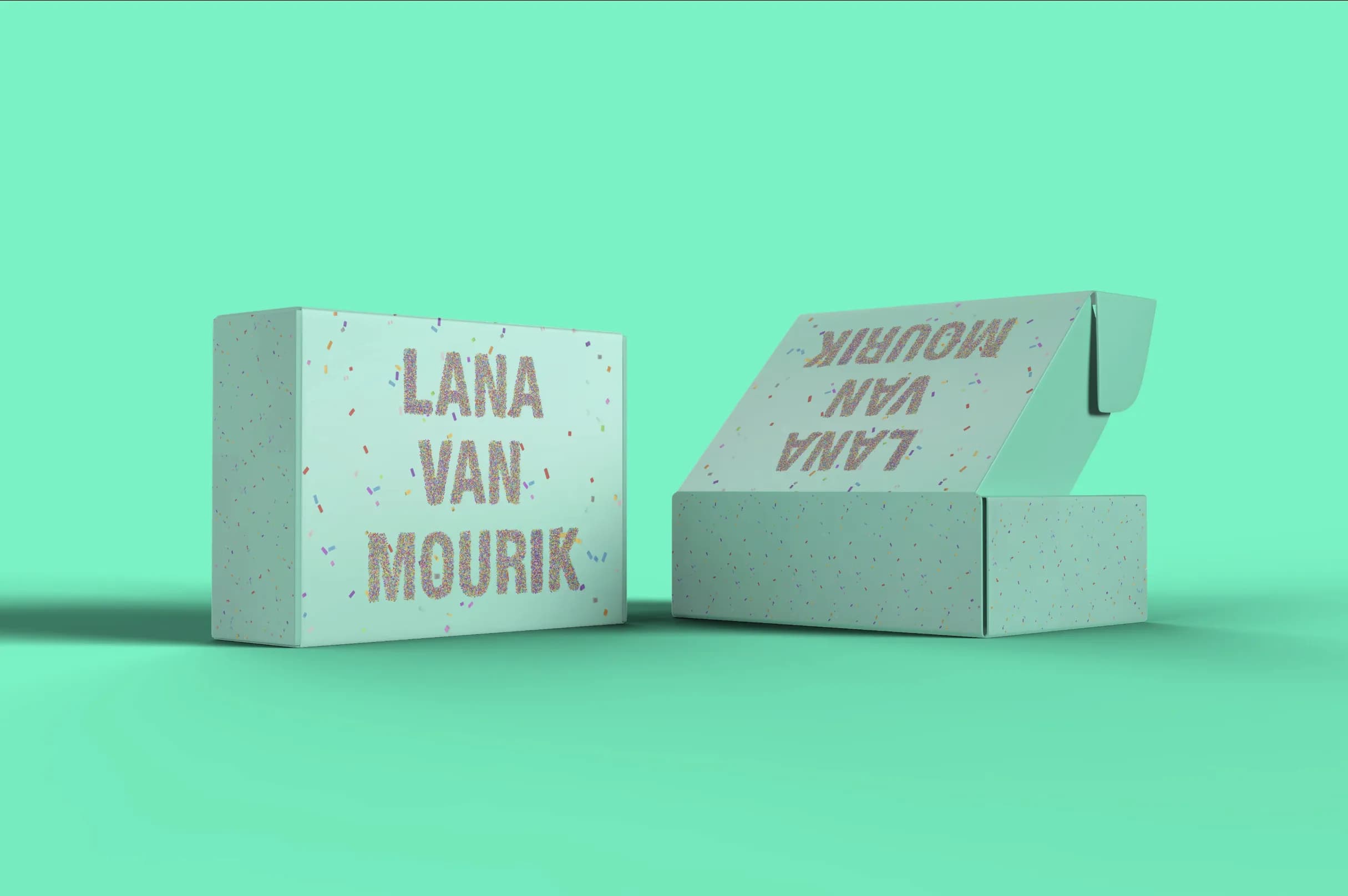 Twee turquoise verzenddozen met de naam Lana van Mourik in confettiletters