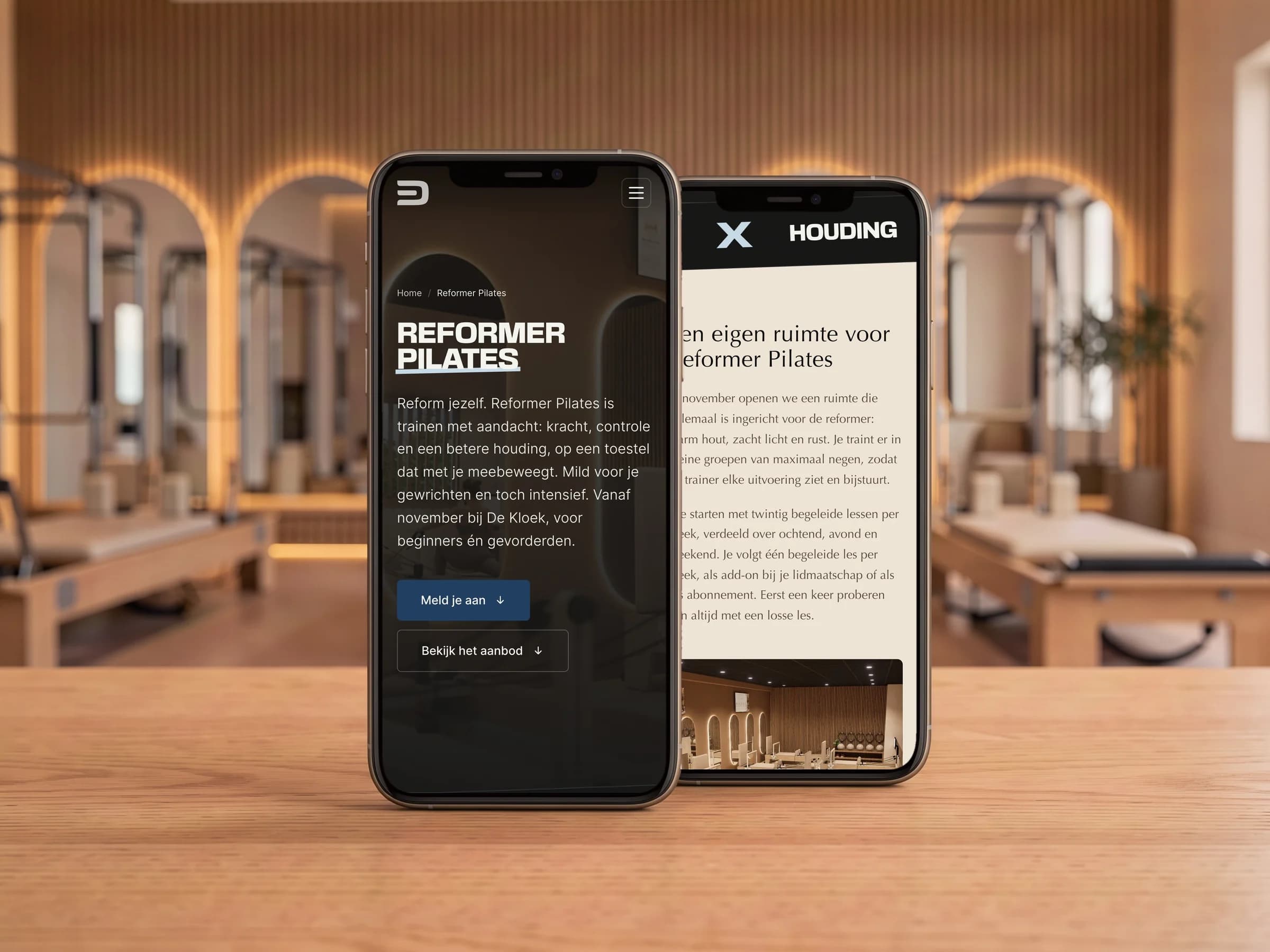 De Reformer Pilates-pagina van De Kloek Fitness op twee telefoons in de pilatesstudio: de donkere opening en de lichte uitleg over de nieuwe ruimte