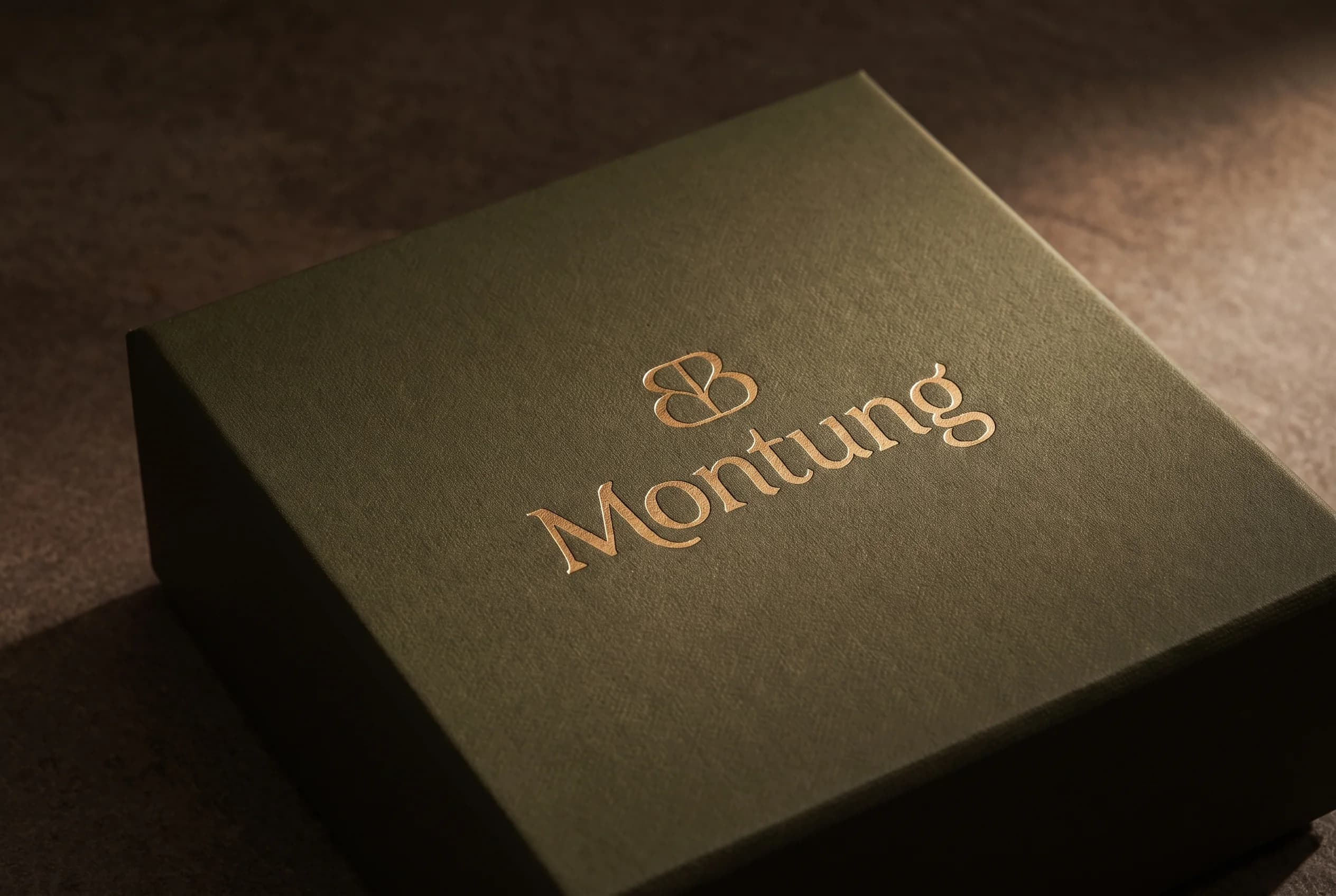 Montung verpakking in olijfgroen met gouden folie logo