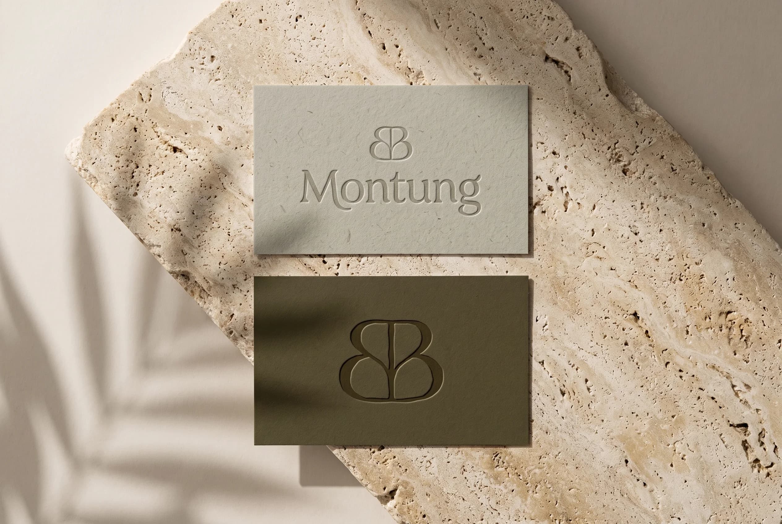 Montung visitekaartjes met blind embossed logo op travertijn