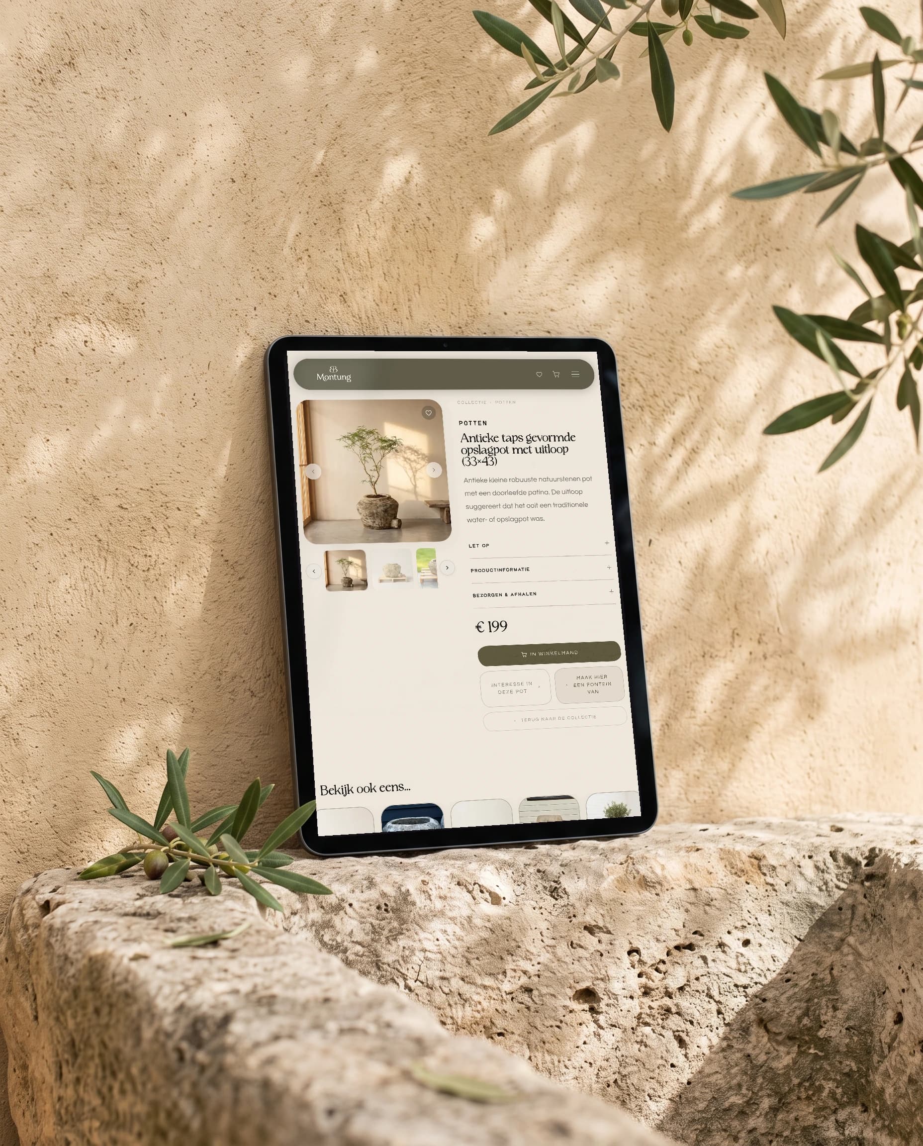 De productpagina van Montung op een tablet tegen een kalkwand, op een ruwe kalkstenen trog