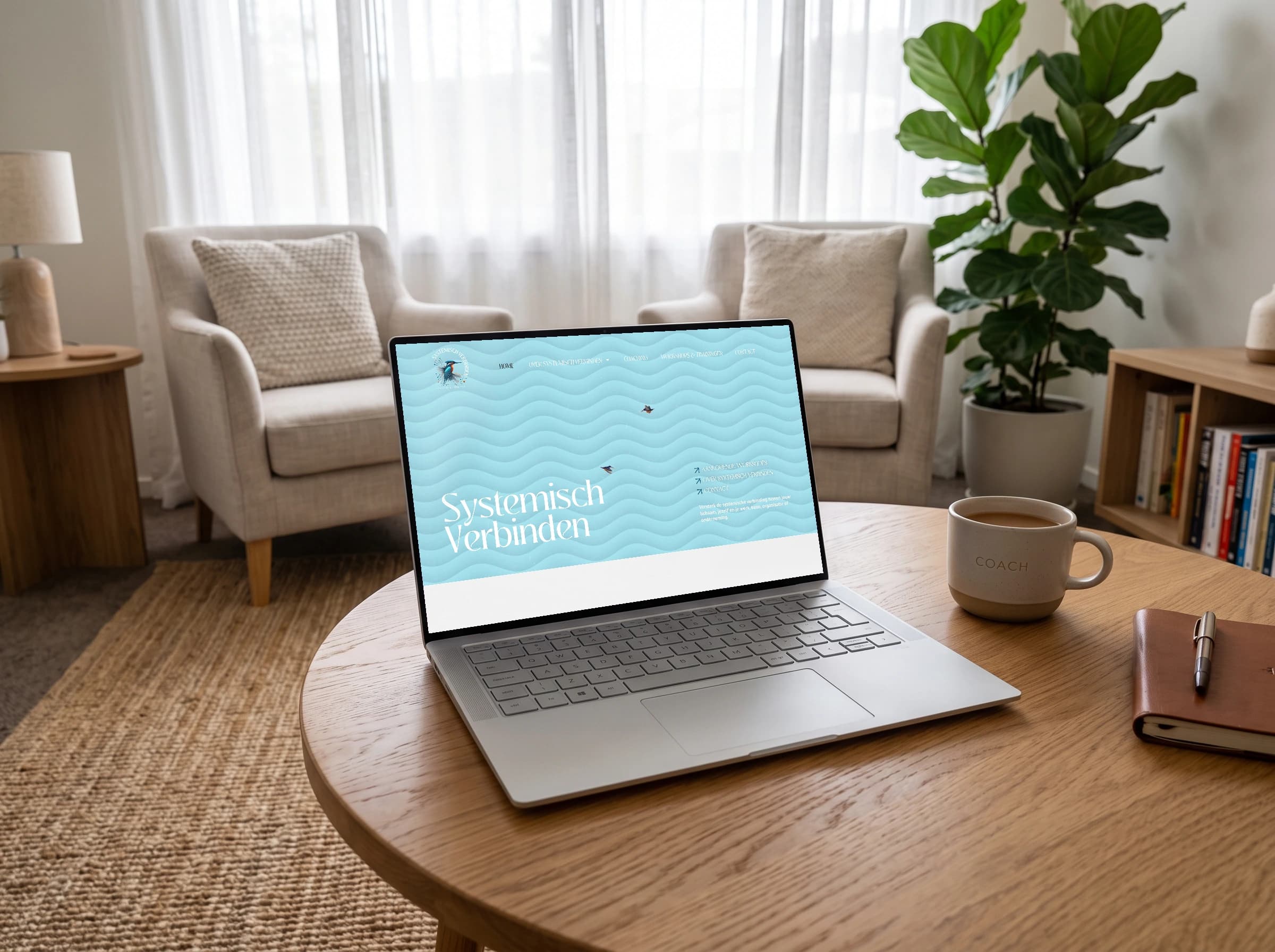 De homepage van Systemisch Verbinden op een laptop in een coachingspraktijk