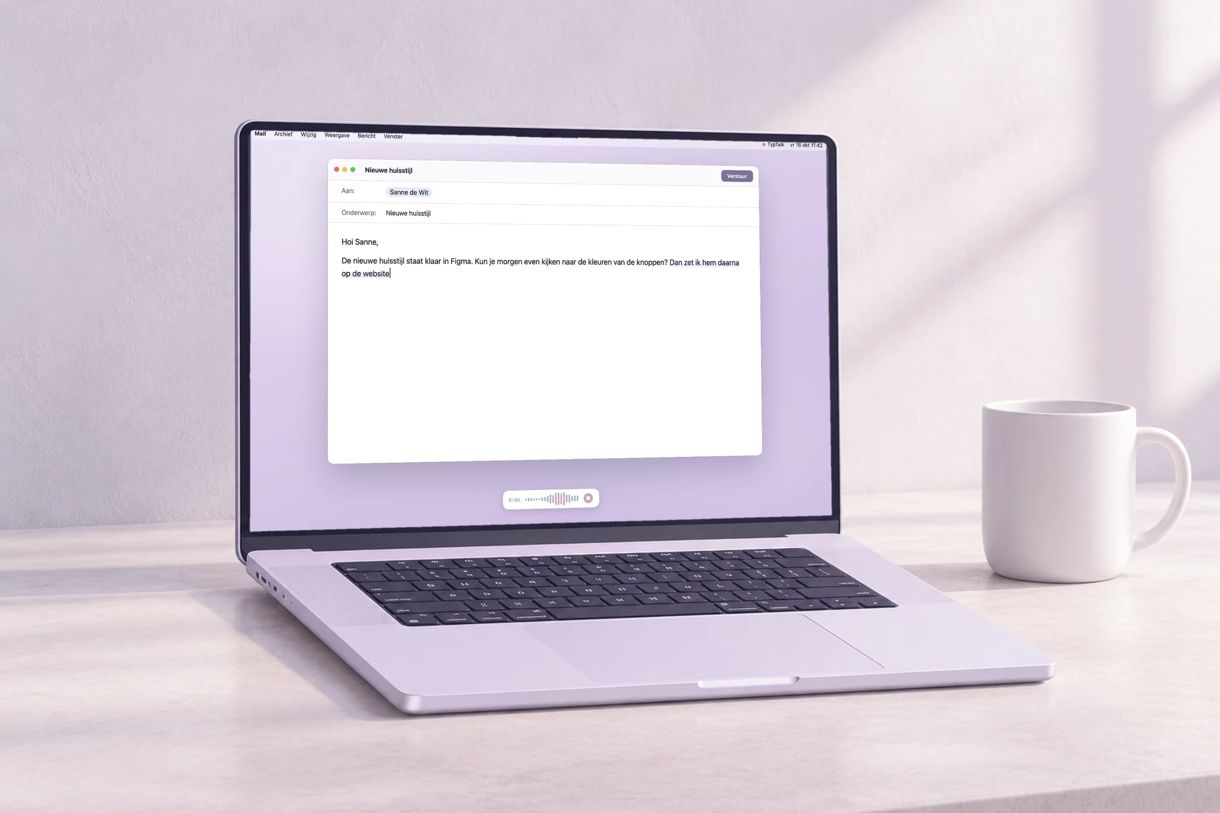TypTalk typt een mail aan Sanne in Apple Mail terwijl het opnamepaneel onderin luistert