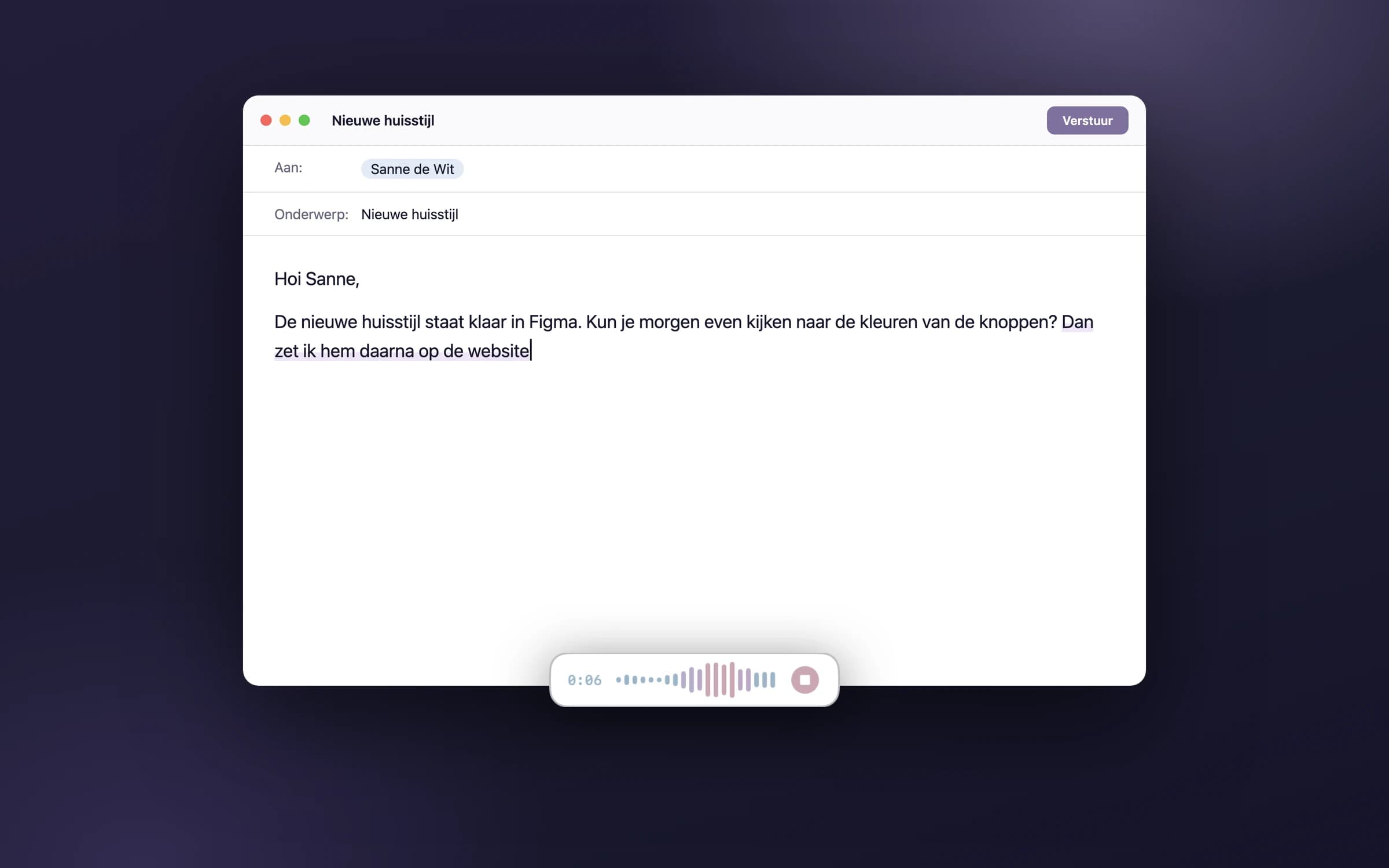 Een mailvenster met gedicteerde tekst en het opnamepaneel van TypTalk, op nachtblauw