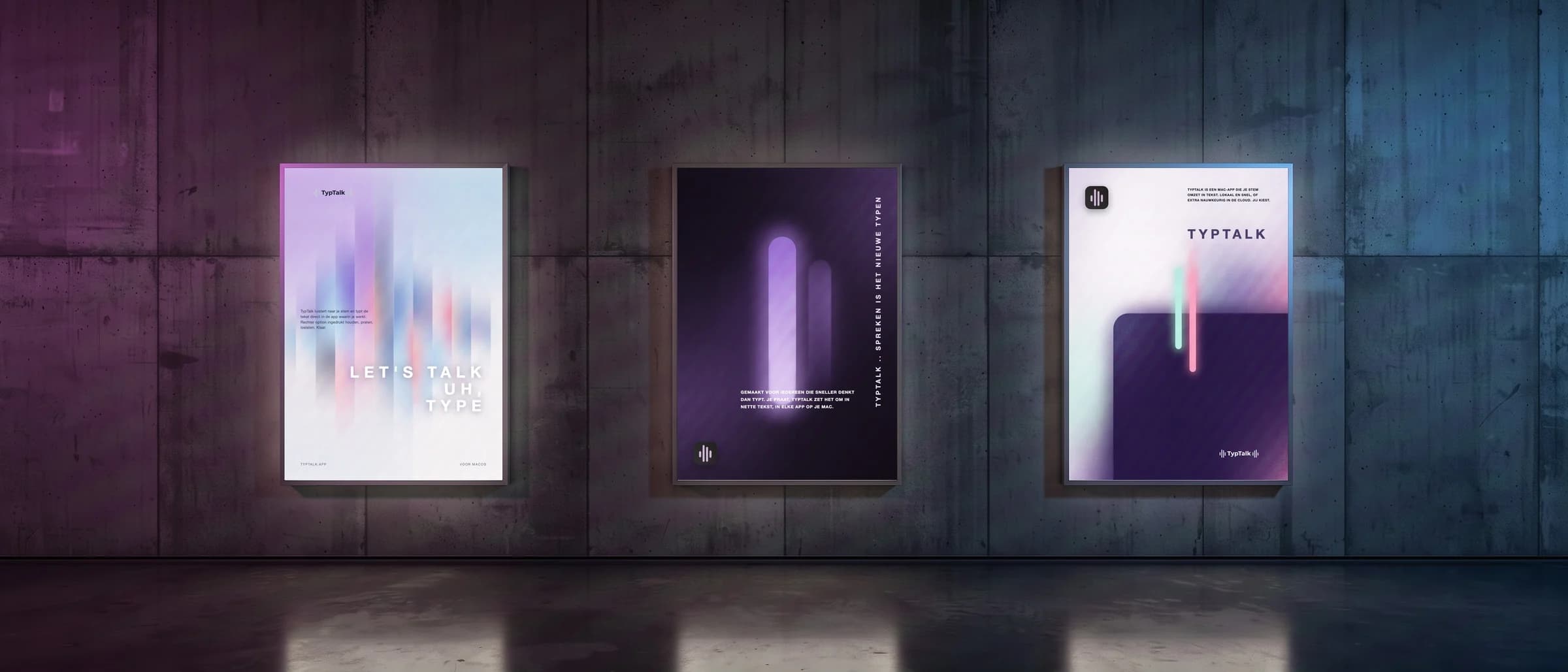 Drie posters van TypTalk in lichtbakken op een donkere betonnen wand, met wazige golfbalken in lavendel en paars