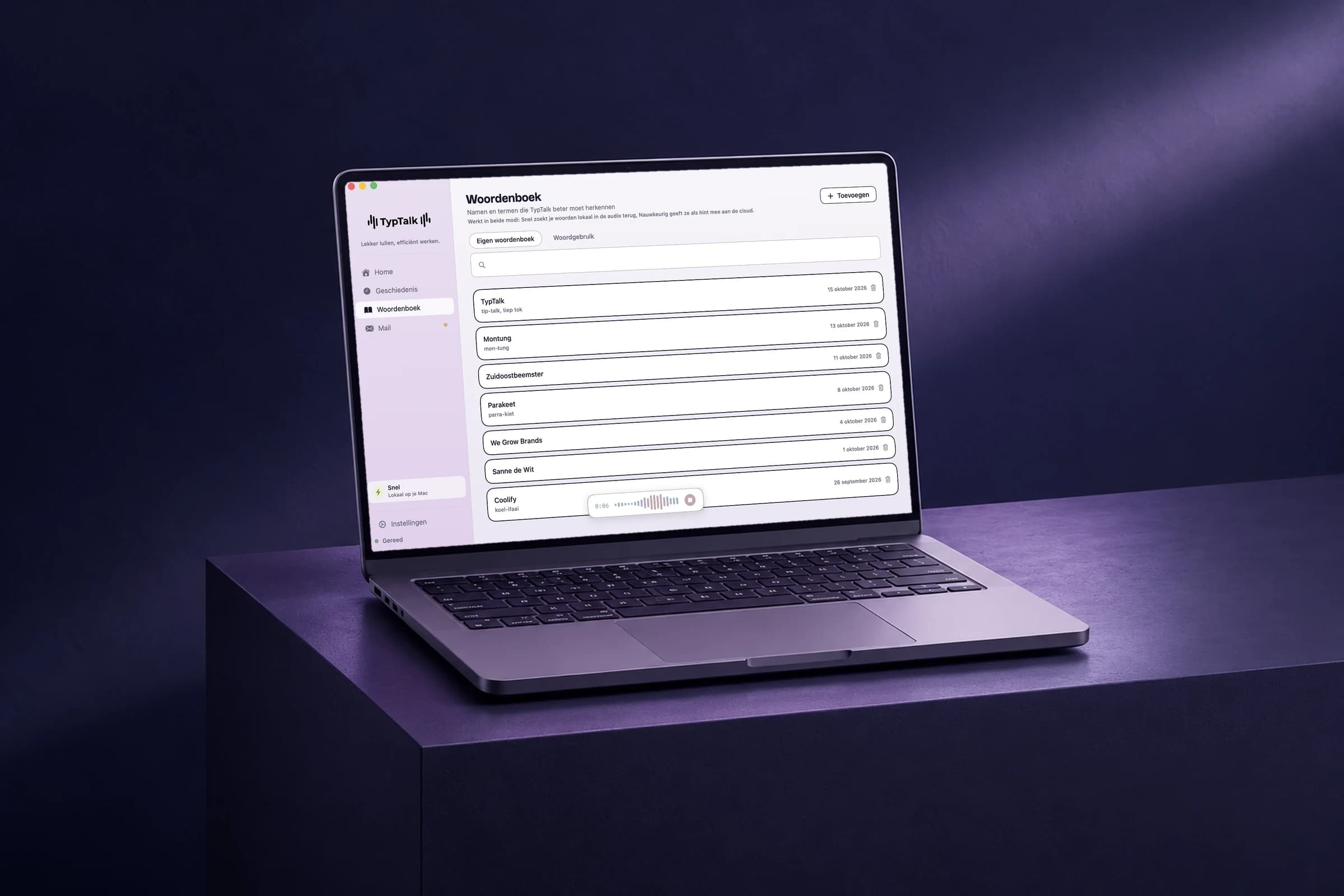 Het persoonlijke woordenboek van TypTalk op een laptop op een paars blok in het donker
