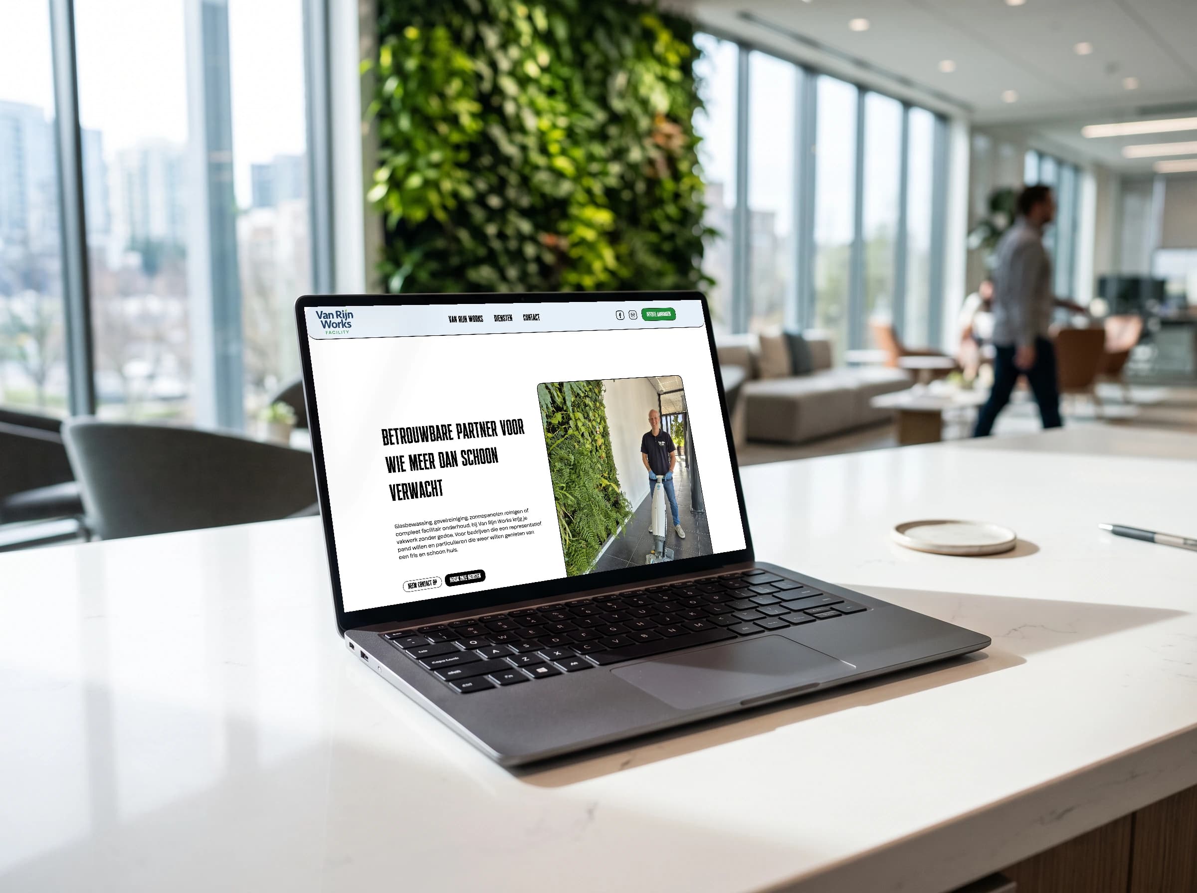 De homepage van Van Rijn Works op een laptop in een licht kantoor